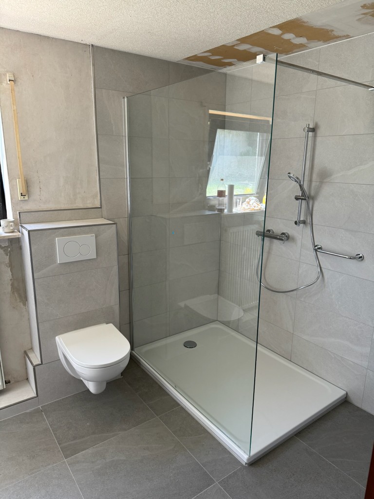 Barrierefreies Bad mit bodengleicher Dusche und Haltegriff