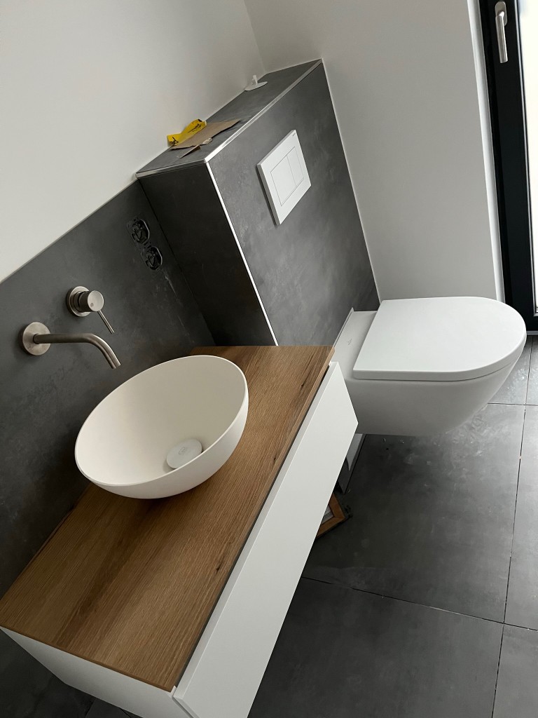 Einzelwaschtisch mit Holzoptik und wandhängendem WC