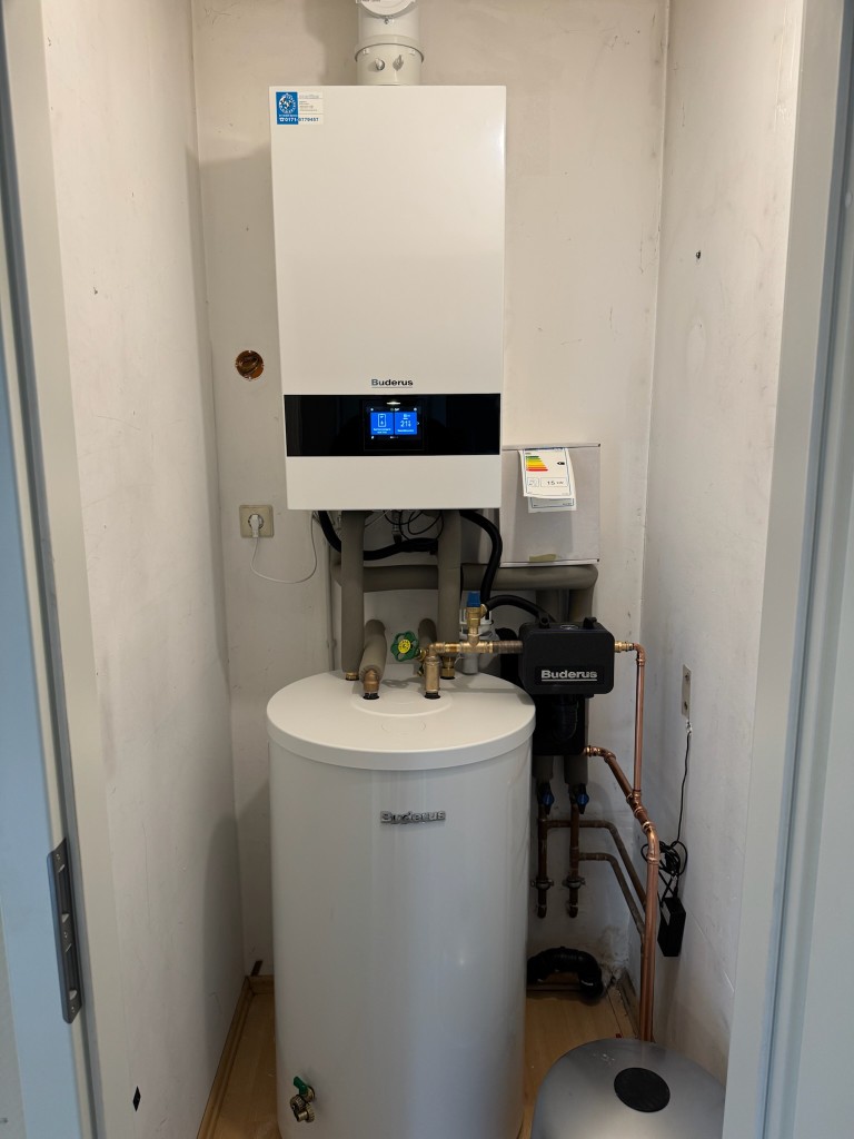 Buderus Gas-Brennwertheizung mit Warmwasserspeicher