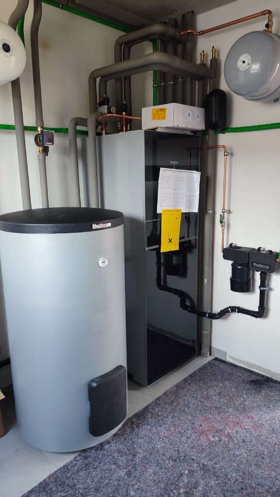 Buderus Heizungsanlage mit Warmwasserspeicher und Leitungsführung