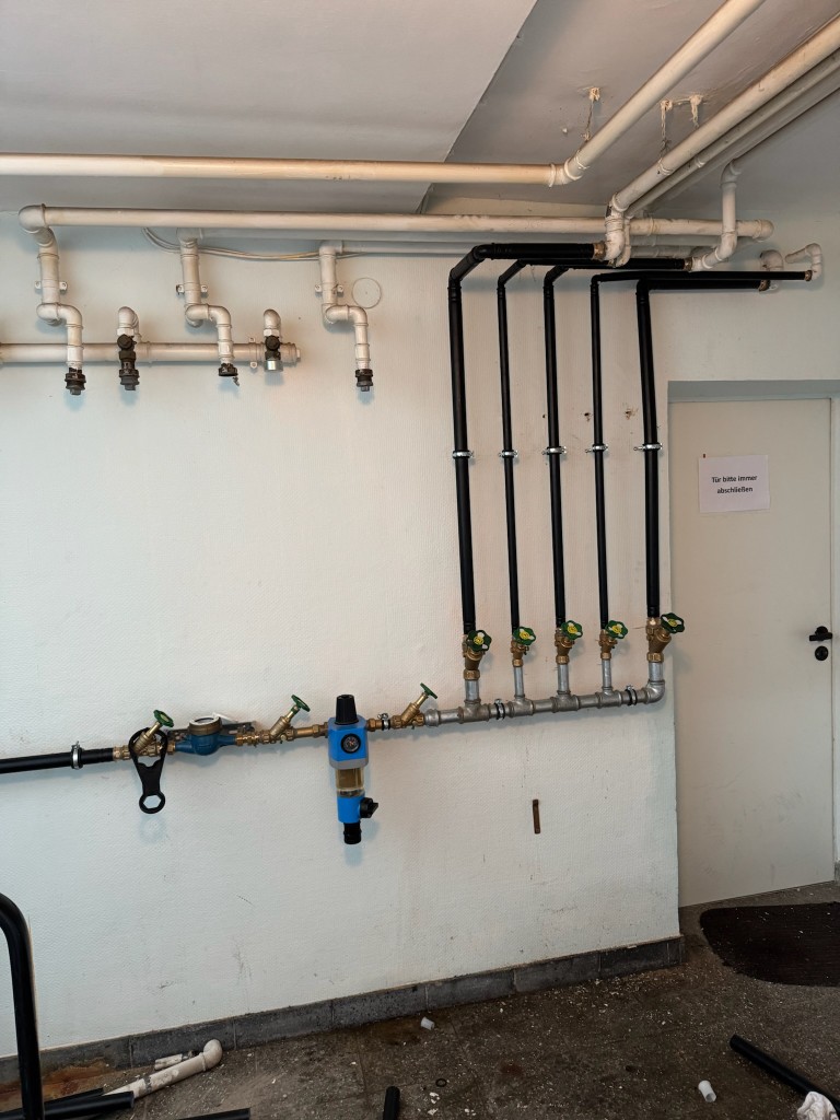 Wasserzähler, Filter und Verteileranlage an einer Hausinstallation
