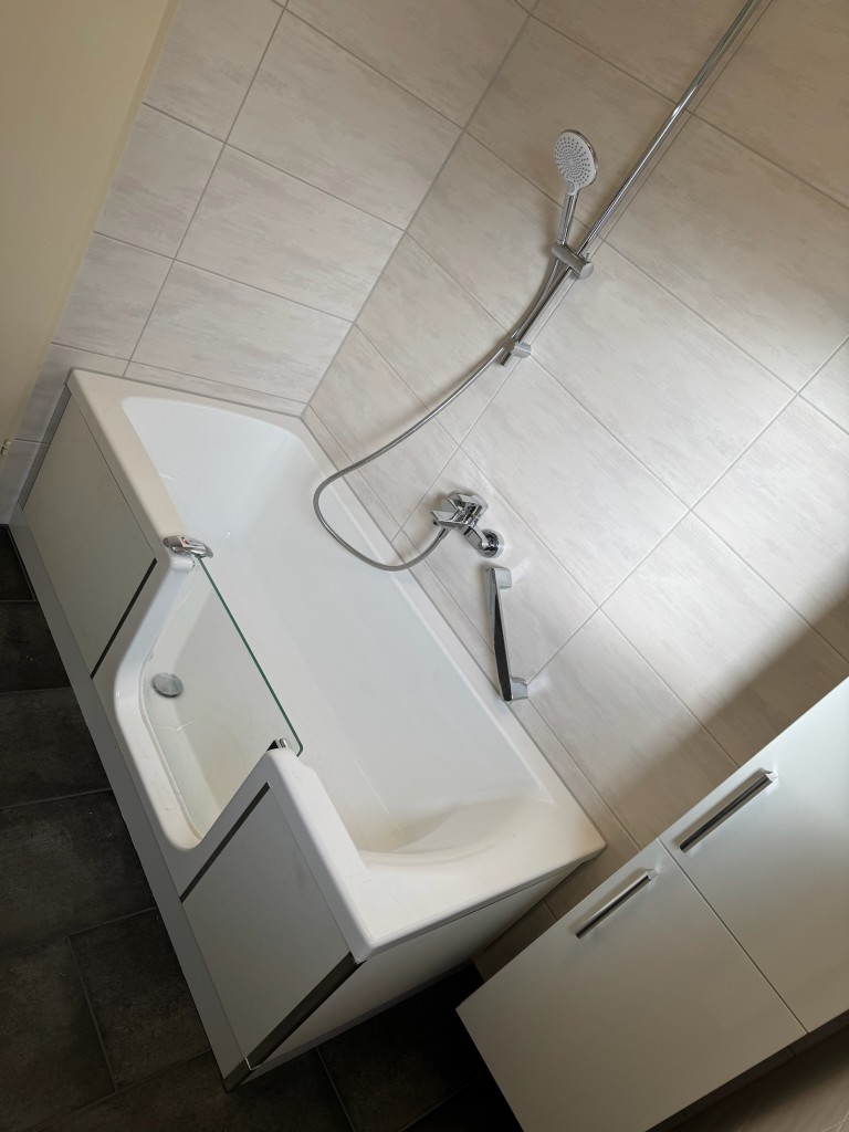 Barrierefreies Bad mit begehbarer Wanne und Haltegriffen